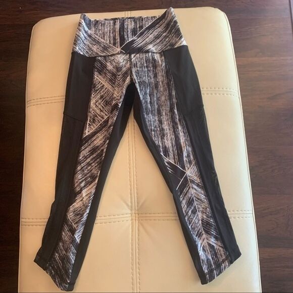 Lululemon Hot To Street Crop Size: 4 - Picture 7 of 12